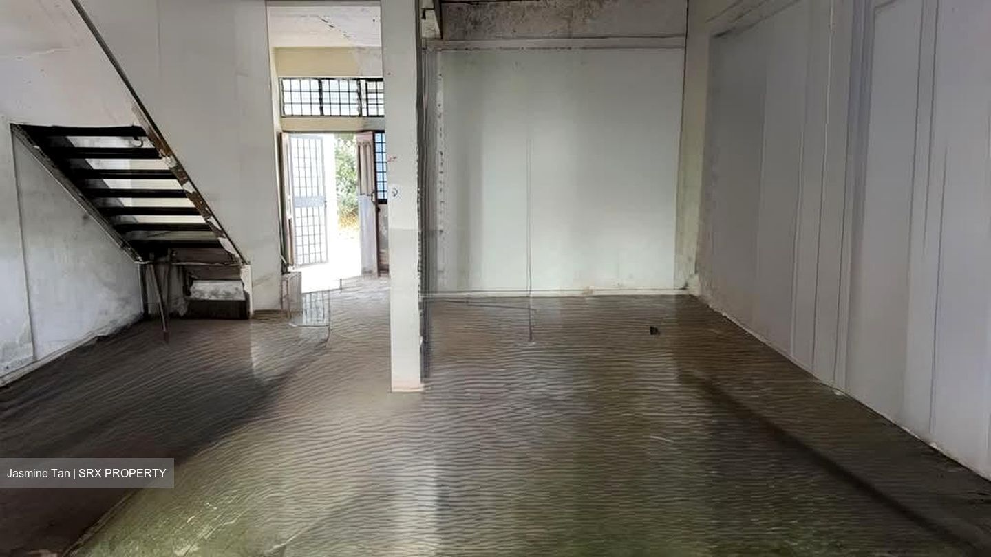 Jurong East Street 21 (D22), Shop House #570920951